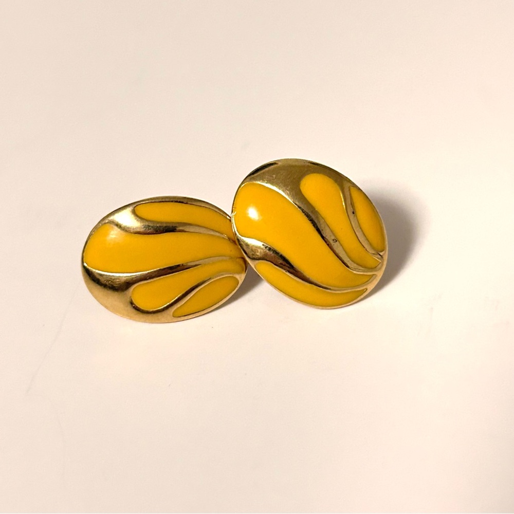 Vintage Groovy 2 cm Shiny Gold Tone Yellow Classic Pierced Earrings Y2K Style - Picture 4 of 9